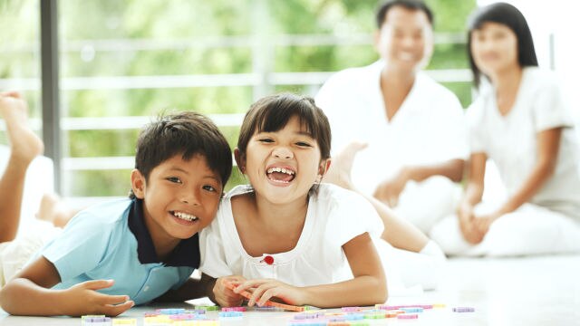 Kinder, die lächeln und spielen.