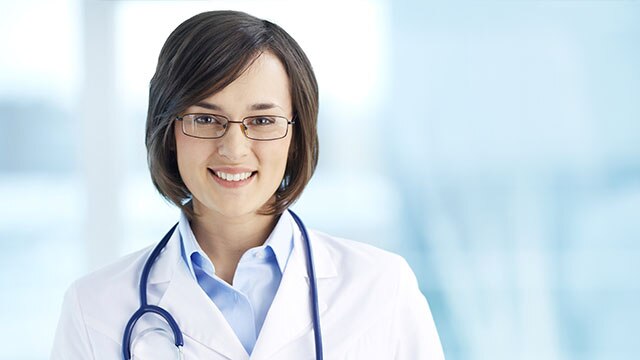 Docteure regardant la caméra et souriant