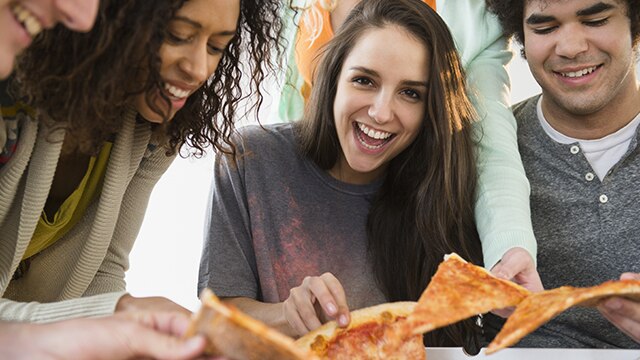 amis mangeant de la pizza