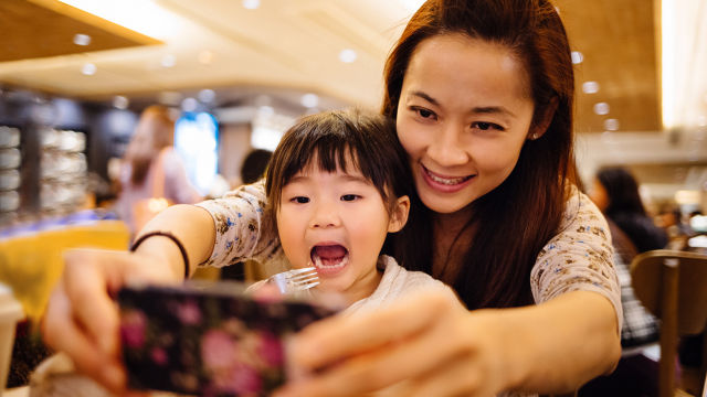 femme prenant une photo avec sa fille