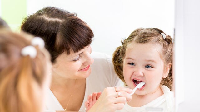 Mère et fille se brossant les dents