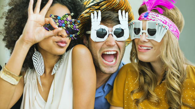 Trois filles portant des masques à une fête