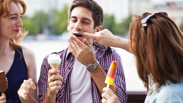 Trois amis mangeant des glaces et partageant