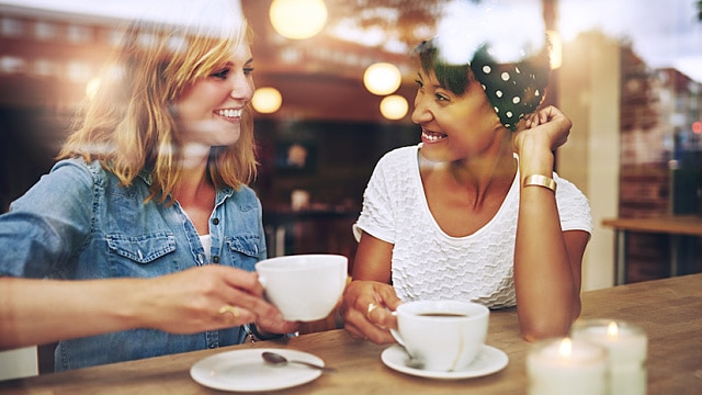 Zwei Frauen, die zusammen Kaffee trinken